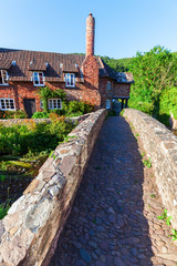 Fototapeta na wymiar malerisches Cottage mit Packpferdbrücke in Allerford, Somerset, England