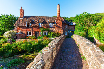 Fototapeta na wymiar malerisches Cottage mit Packpferdbrücke in Allerford, Somerset, England