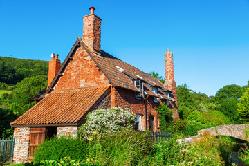 malerisches Cottage mit Packpferdbrücke in Allerford, Somerset, England