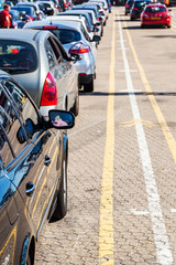 Autoschlangen an einem F&auml;hrhafen