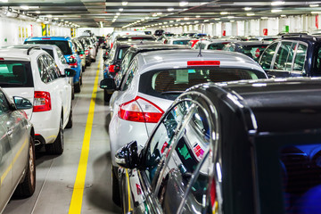 Obraz premium abgestellte Autos in einer Autofähre