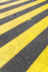 gelbe Streifen auf Asphalt