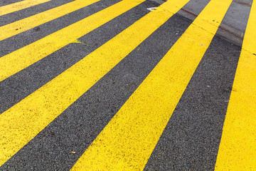 gelbe Streifen auf Asphalt