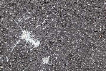 weißer Spritzer auf Asphalt