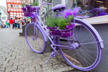 Fototapeta na wymiar lila Fahrrad in der Altstadt von Limburg an der Lahn, Hessen, Deutschland