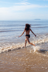 junges Mädchen am Strand von Burnham-on-Sea, England