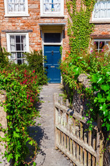 Fototapeta na wymiar Vorgarten eines alten Hauses in Vicars Close, Wells, England