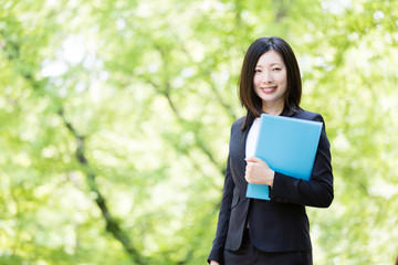 Fototapeta premium asian businesswoman in the park 