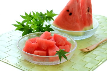 カットしたスイカと青モミジ