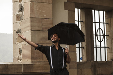 Mann hält einen Regenschirm