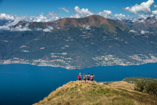 gruppo di escursionisti osserva il lago di Como
