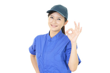 笑顔の女性作業員