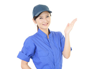 笑顔の女性作業員
