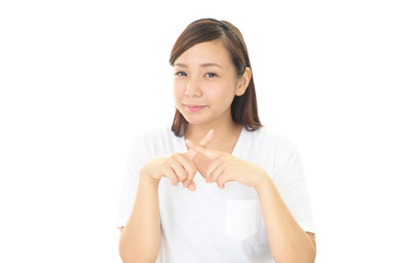 禁止の意思表示をする女性