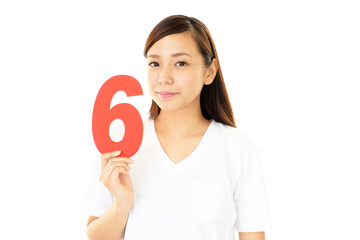 数字を持つ女性