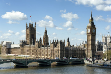 Fototapeta na wymiar View of House of Parliament with Thames river in London