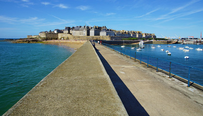 Fototapeta na wymiar jetée de Saint-Malo