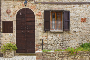 Porta esterna in legno di una casa antica