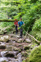 Obraz premium Mother and son on a canyon