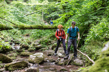 Obraz premium Mother and son on a canyon