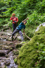 Obraz premium Mother and son on a canyon