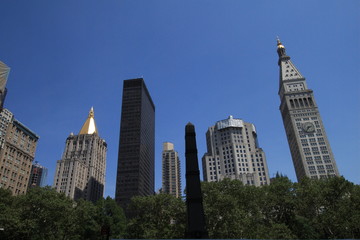Fototapeta na wymiar Wolkenkratzer verschiedener Generationen umrahmen den Madison Square Park