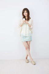 携帯電話を使う女性