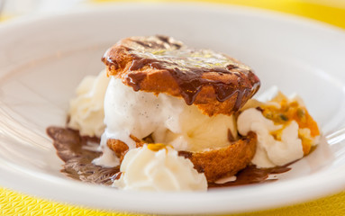 profiterole nappée de chocolat, crème vanille fruit de la passion 
