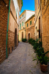 Fototapeta na wymiar narrow street in Fornalutx village