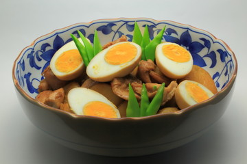 Simmering of chicken, carrot, burdock and boiled egg. Snow pea is added to a color scheme.