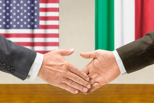 Vertreter der USA und Italiens reichen sich die Hand