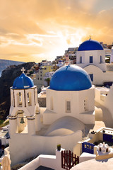 Architecture d& 39 église blanche dans le village d& 39 Oia Santorini au crépuscule, en Grèce