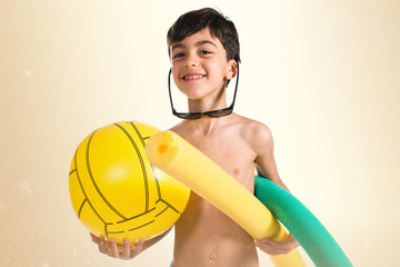 Child holding beach elements © luismolinero
