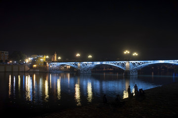 Naklejka premium Noche en el puente de Triana de Sevilla