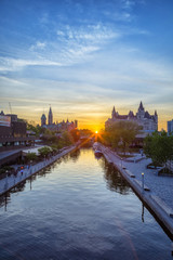 Obraz premium View of Parliament buildings from Plaza Bridge Ottawa during sunset