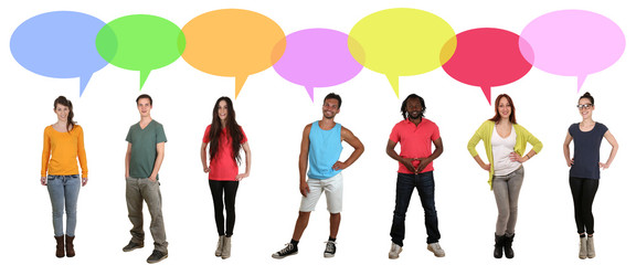 Multikulturell junge Leute Gruppe reden mit Sprechblasen und Tex