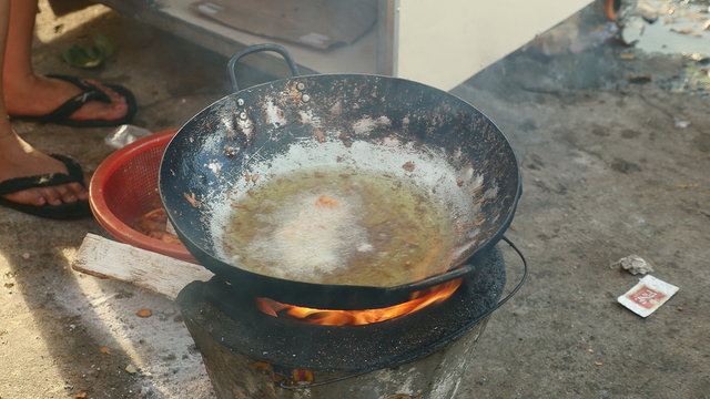Close-up on dead bullfrogs  plunged into boiling oil for cooking ( close up )