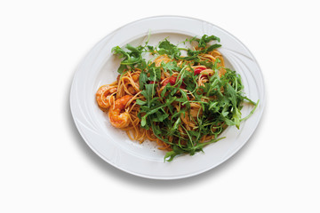 Spaghetti mit Scampi und Rucola in Platte auf weißem Hintergrun
