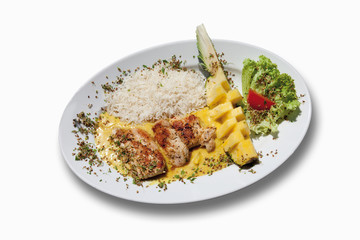 Putensteak mit Reis und Ananas in der Platte