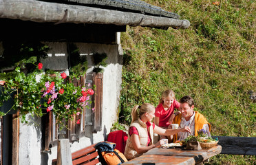 Österreich, Salzburg Land, Filzmoos, Familie mit Snack-