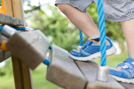 Bambino che si diverte al parco all' aperto