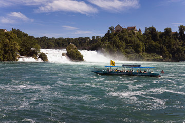 Fototapeta premium Schweiz, Neuhausen, Blick auf rheinfall mit touristischen Reisen
