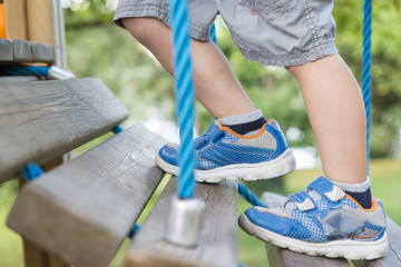 Bambino che si diverte al parco all' aperto