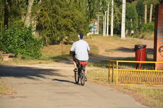 hombre mayor circulando en bicicleta por un parque en burgos