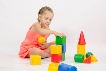 Fototapeta na wymiar Girl playing in developing a set of dice