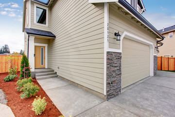 Simple Northwest town house with nice garage.
