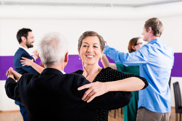 Gruppe von Paaren in Tanzschule beim Tanzen