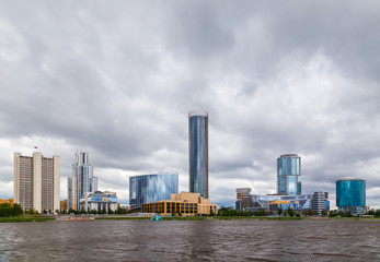 Fototapeta na wymiar river and the quay Yekaterinburg in cloudy weather
