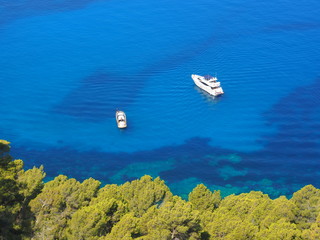 zwei motoryachten ankern vor mallorca