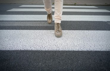 Femme traversant rue